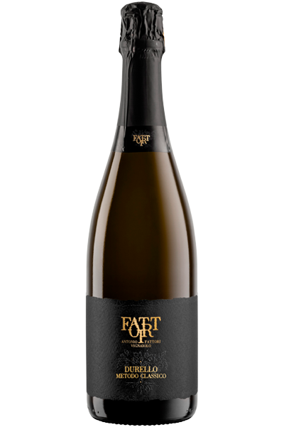 Botella de vino espumoso Durello Brut de la bodega Fattori, elaborado con uva Durella en la región del Veneto, Italia.